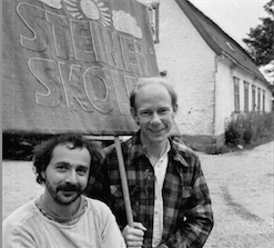 Godi og Dane utenfor skolen på Nabbetorp. 1986